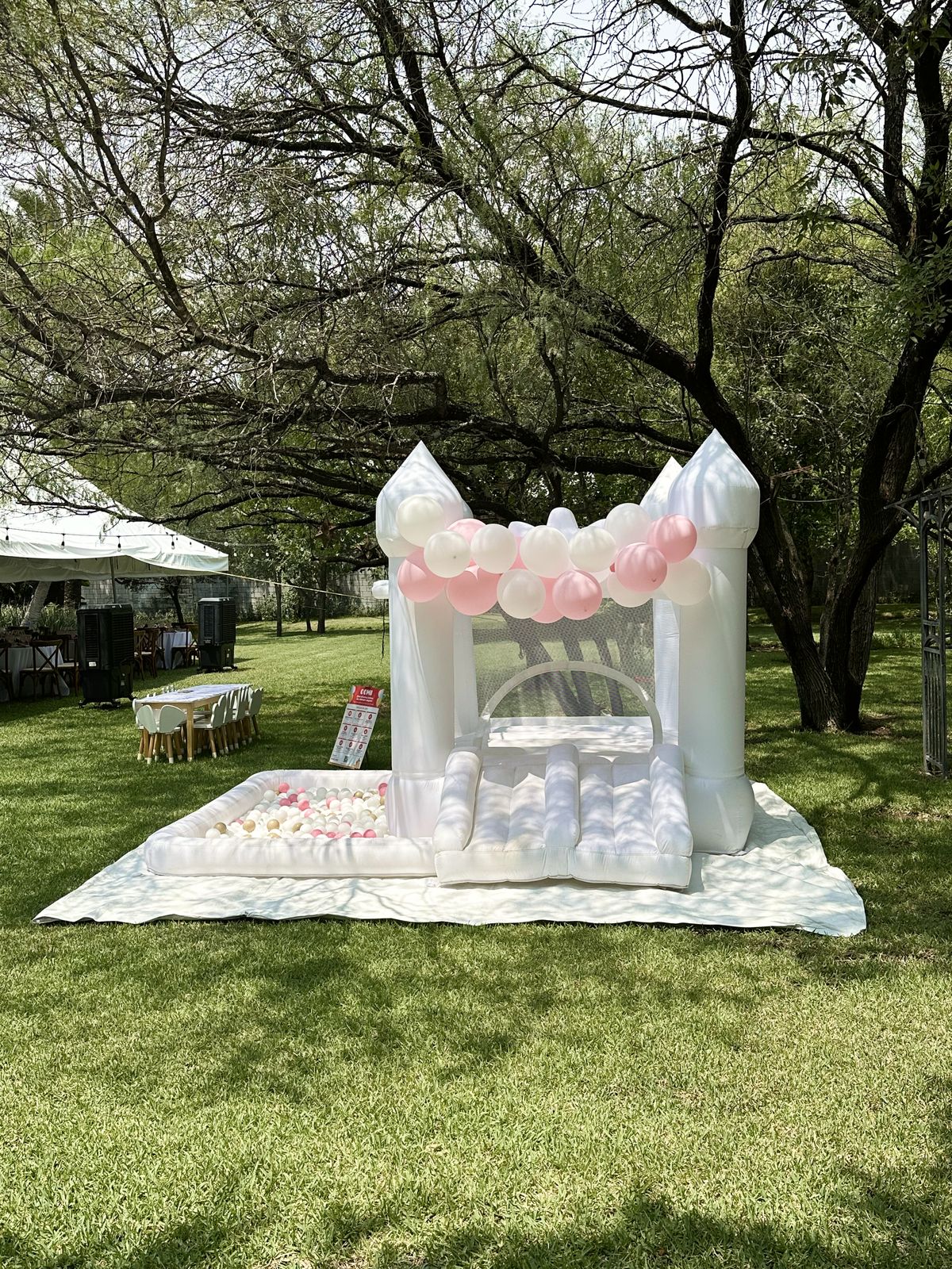 Paquete OOMI Plus: castillo inflable, mesas infantiles y casita de cartón en Monterrey - foto 1