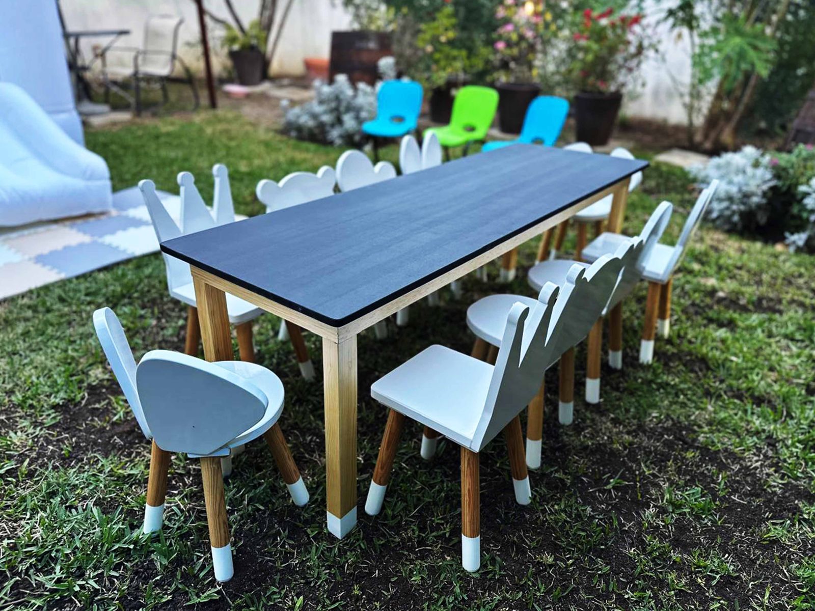 Paquete OOMI Plus: castillo inflable, mesas infantiles y casita de cartón en Monterrey - foto 3